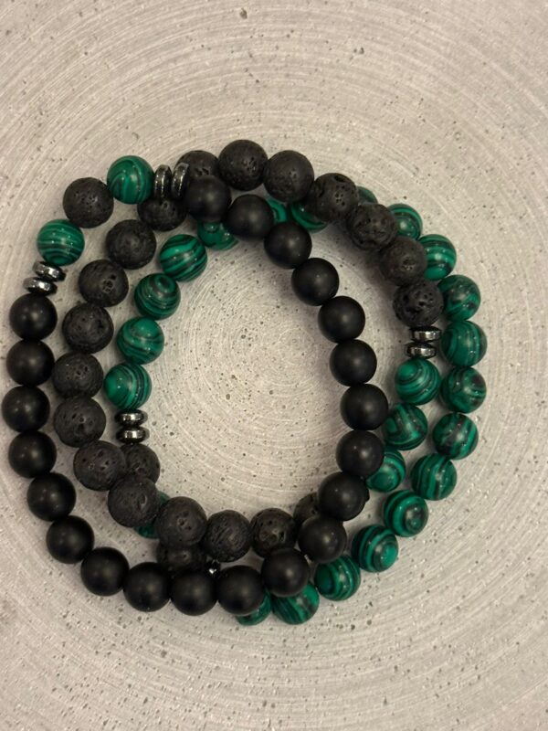 اسوار حجر التورمالين مع الملكايت الاخضر الملكي