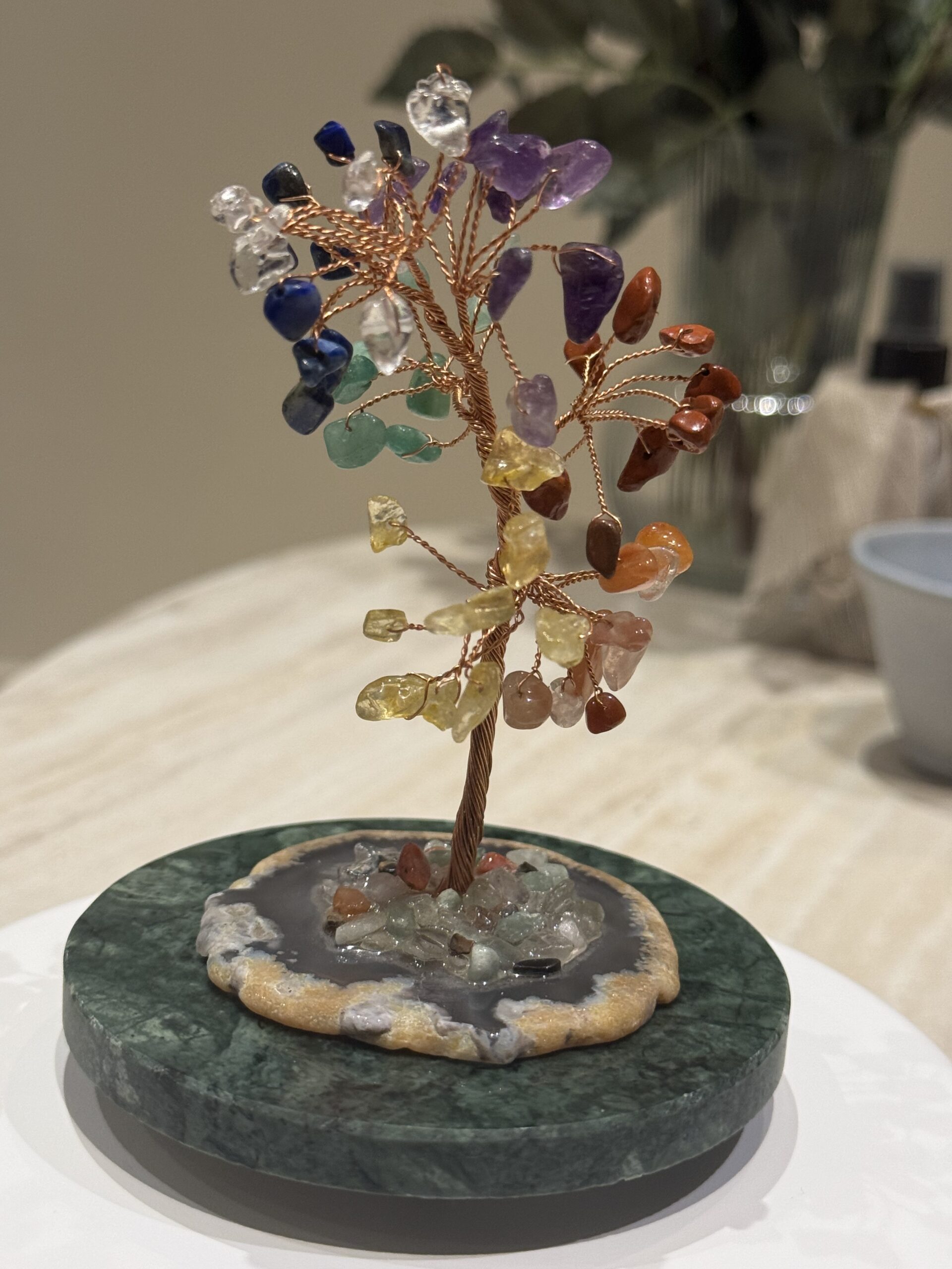 تحفة شجرة احجار طبيعيه على قاعدة رخامية