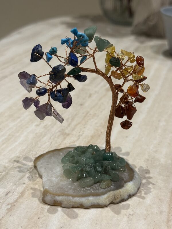 تحفة شجرية من الاحجار الطبيعية على قاعده رخامية