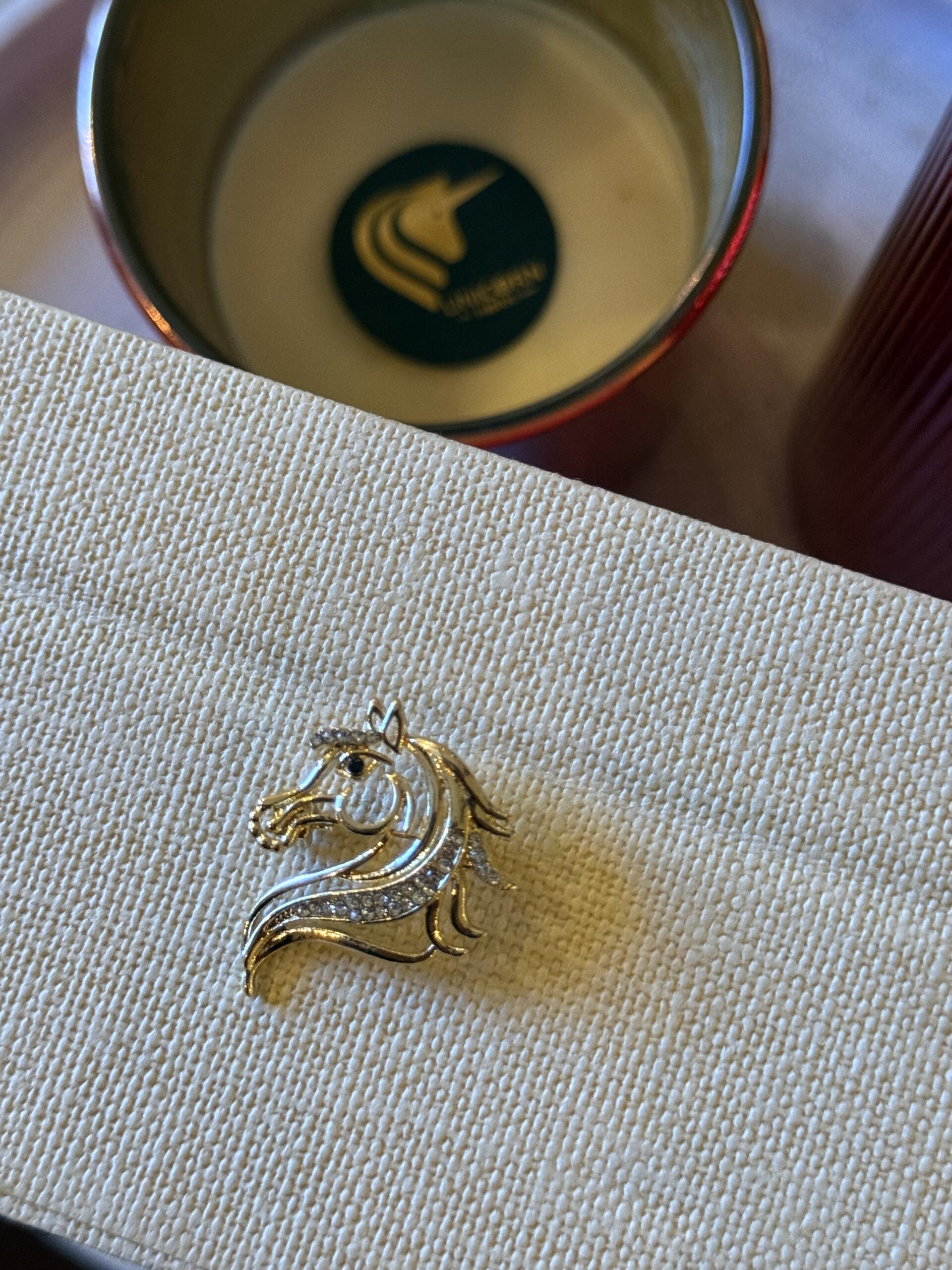 Brooch Unicorn ذهبي - الصورة 2